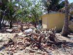 インド・タミルナドゥ州　１． 津波によって破壊された家。海岸沿いの漁民の村。（カンチープラム県サドラスクッパム村）