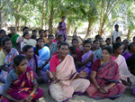 インド・タミルナドゥ州　村の産業は漁業と農業。「政府は漁民（低カースト）だけを被災者として認め支援している。私たちには何の補償もない」とうったえるダリット女性とイルラ（先住民族）の女性。（カンチープラム県コテカドゥ村）