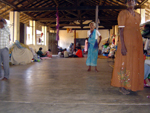 スリランカ　学校で避難民生活を送るタミル（少数民族）の人びと。内戦によって故郷をおわれ、津波によって3、4度目の避難生活を送る人もいる。（トリンコマリ県アランカーニー避難民キャンプ）