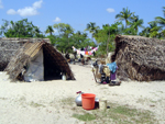 スリランカ　支援物資に頼らず住民自らの力でテントを建てた。カジャン（椰子の葉を編んだもの）のテントはナイロン製より涼しく過ごしやすい。（バティカロア県パラヤディトナ避難民キャンプ）