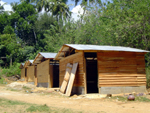 スリランカ　NGOが建てた仮設住宅。被災住民との十分な相談なしに国際NGOが急ピッチに建設を進めてしまうという被災者の不満の声も聞かれる。「支援」のあり方とは･･･？（ハンバントゥタ県タンガッラ）